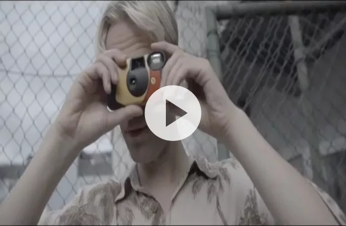 Video: Scarlet Pleasure genopliver de pastelfarvede, poppede 90’ere