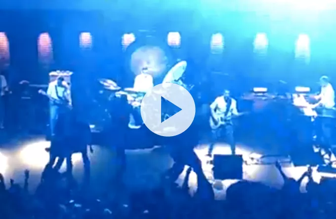 Se Morrissey blive eskorteret fra scenen