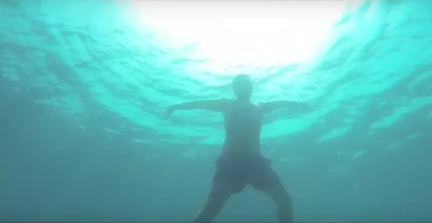 Premiere: SAINT BEST inviterer til ensomt pool-party i ny musikvideo