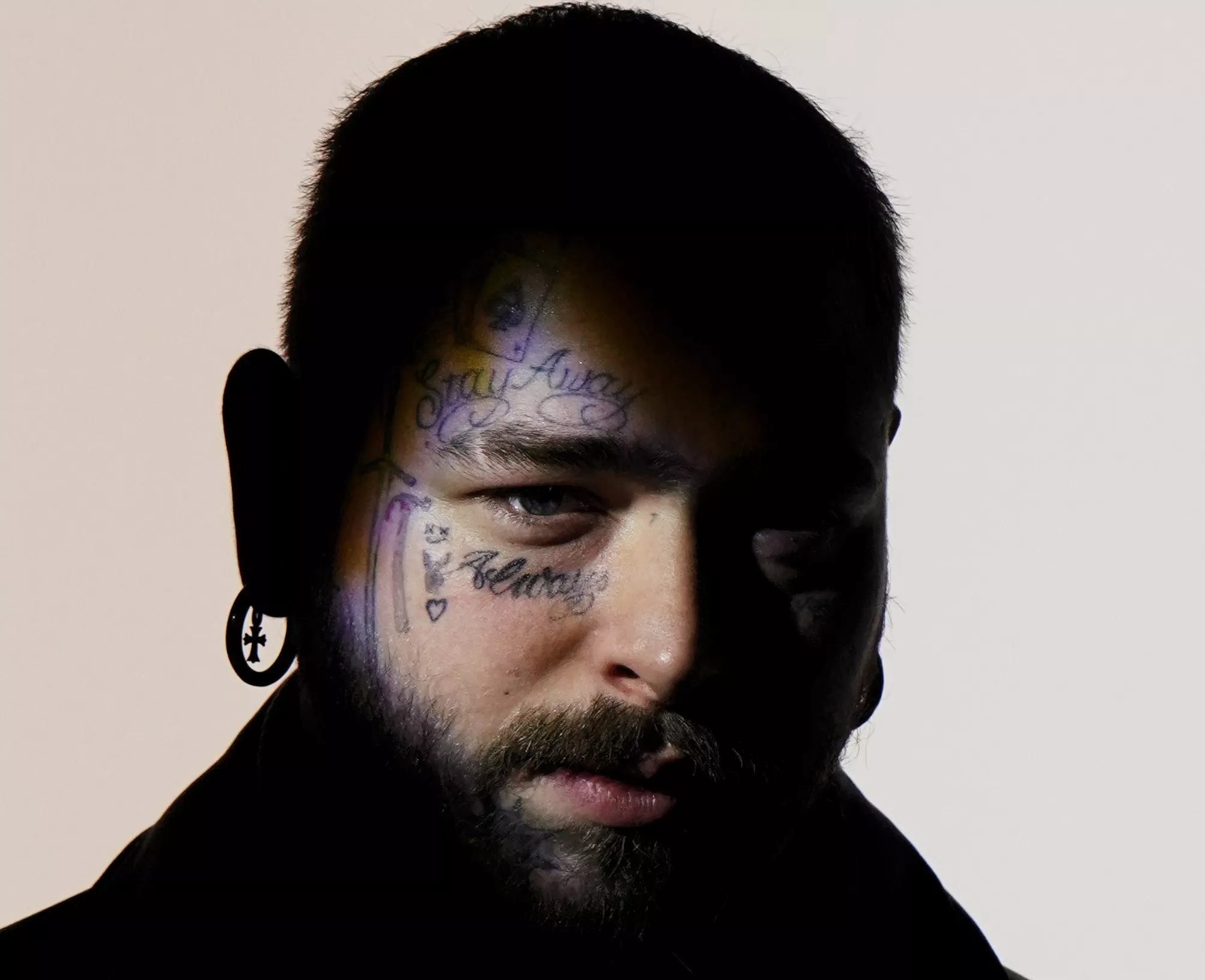 TOLV KARATS TANDPINE: Post Malone giver dansk koncert