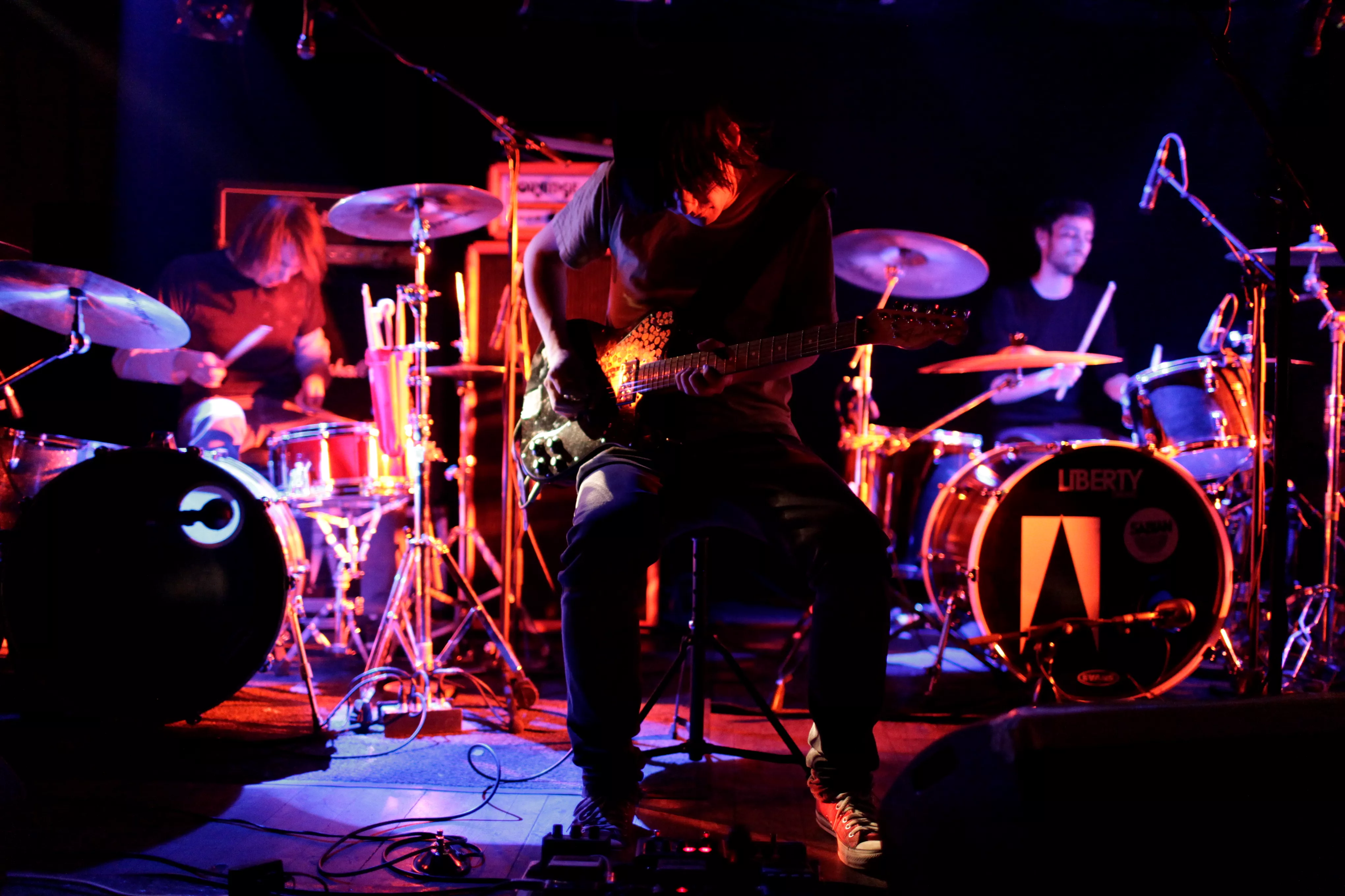 The Shaking Sensations udkommer i England og tager på turné