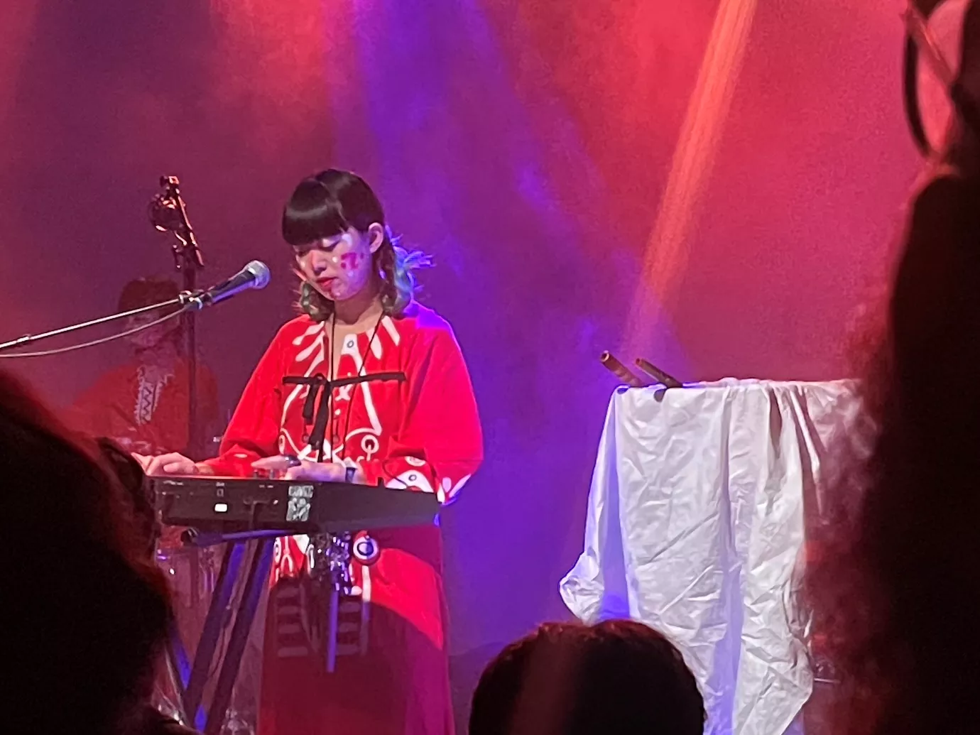 Japansk, rituel tegneserierock i modlys