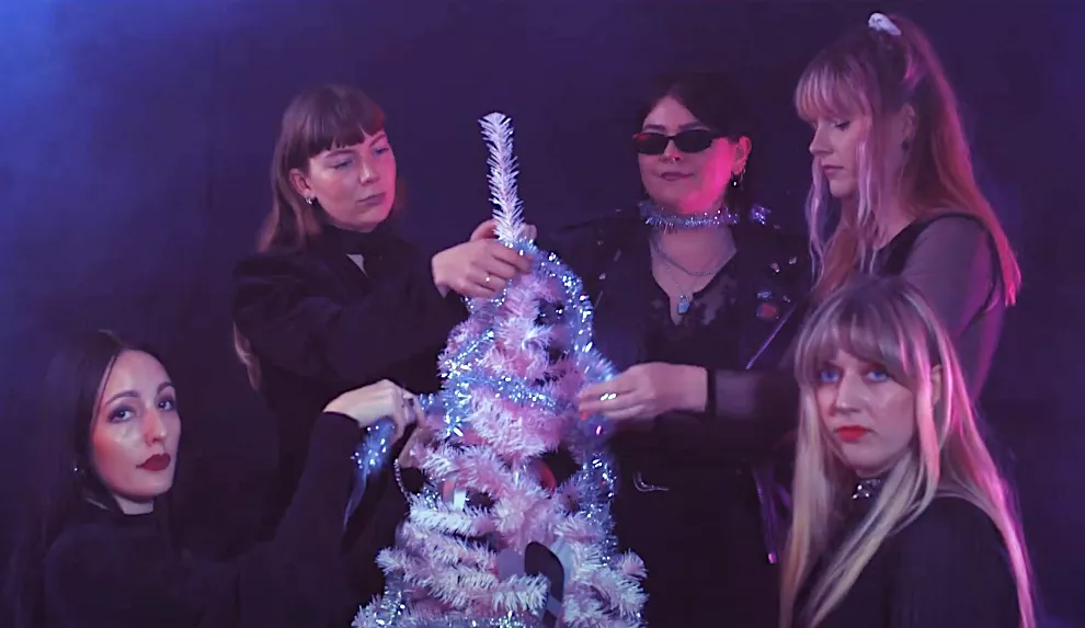 VIDEOPREMIERE: Stjernespækket og stærk kandidat til en kommende juleklassiker