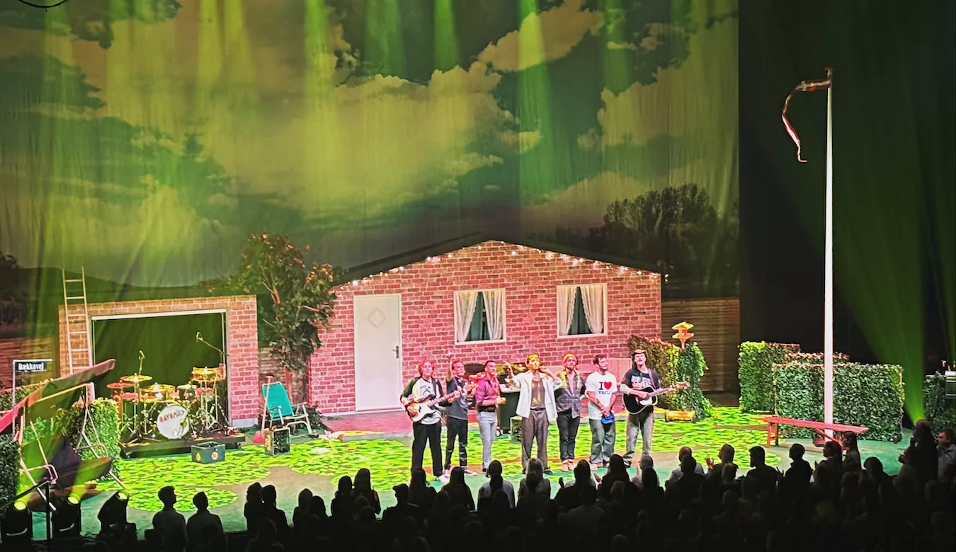 Et show om en kæmpeidiot, der mestrer musik, humor, skuespil og mord