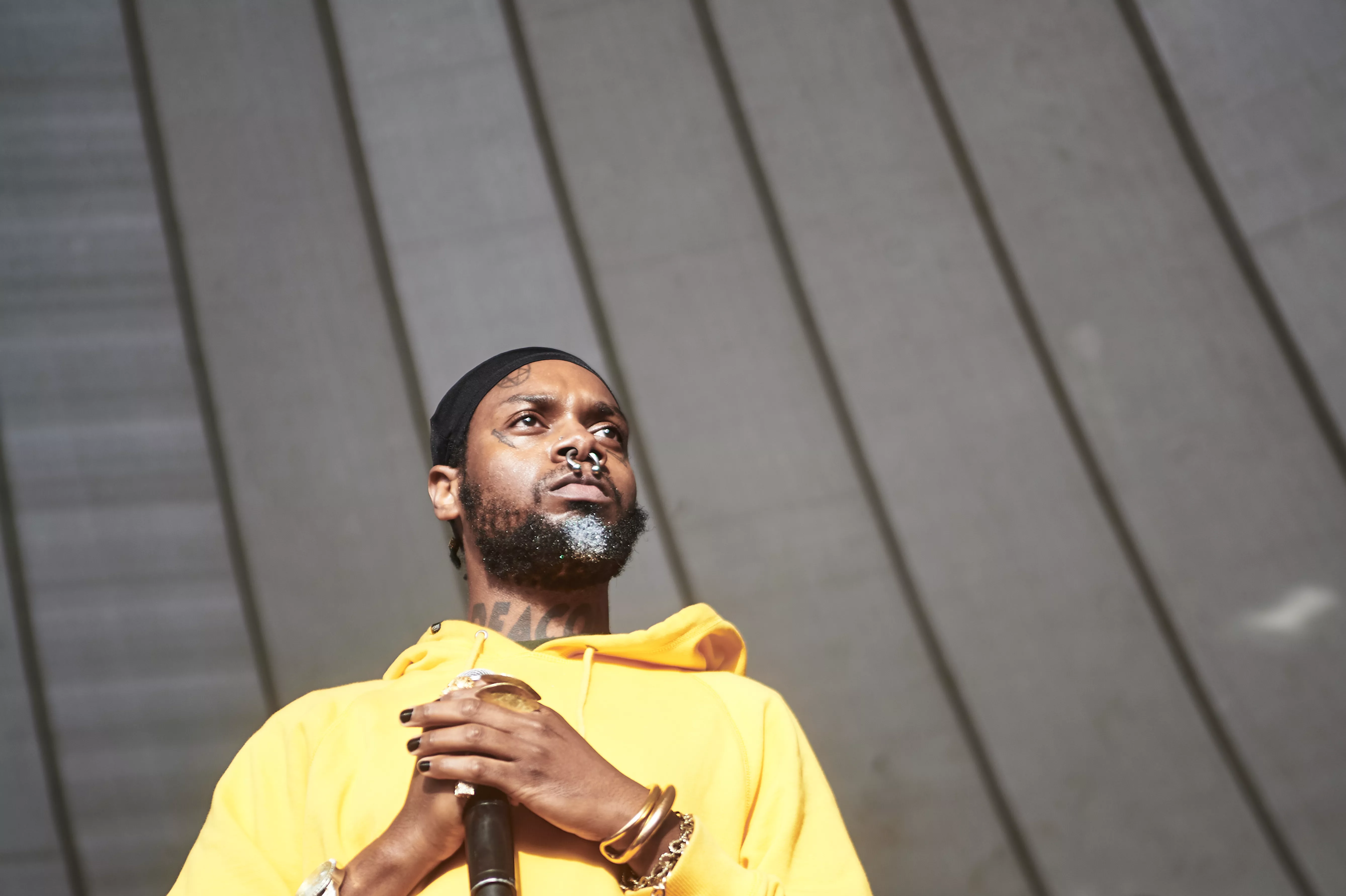 Queer Niels Hausgaard med guddommelig vokal