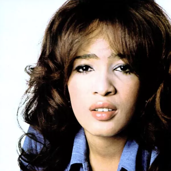 Ronnie Spector bringer engelske tresserhits på banen