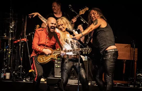 Sanne Salomonsen tager på turné med Electric Guitars