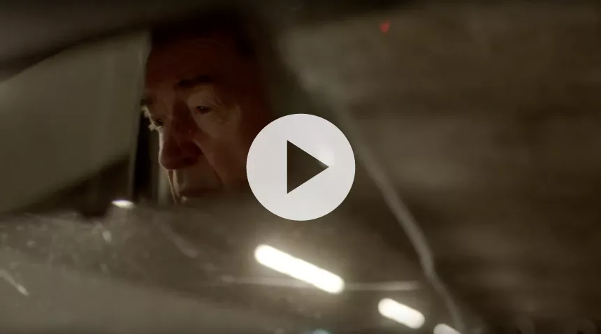 Premiere: Kom helt tæt på Niels Skousen i videoen til "Hvem er du?"