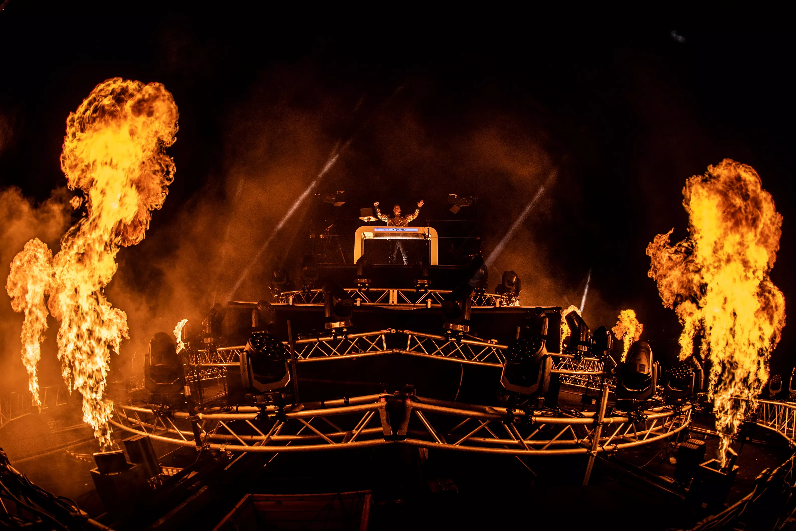 VIDEO: Martin Jensen holdt Danmarks største streaming-koncert i 35 meters højde