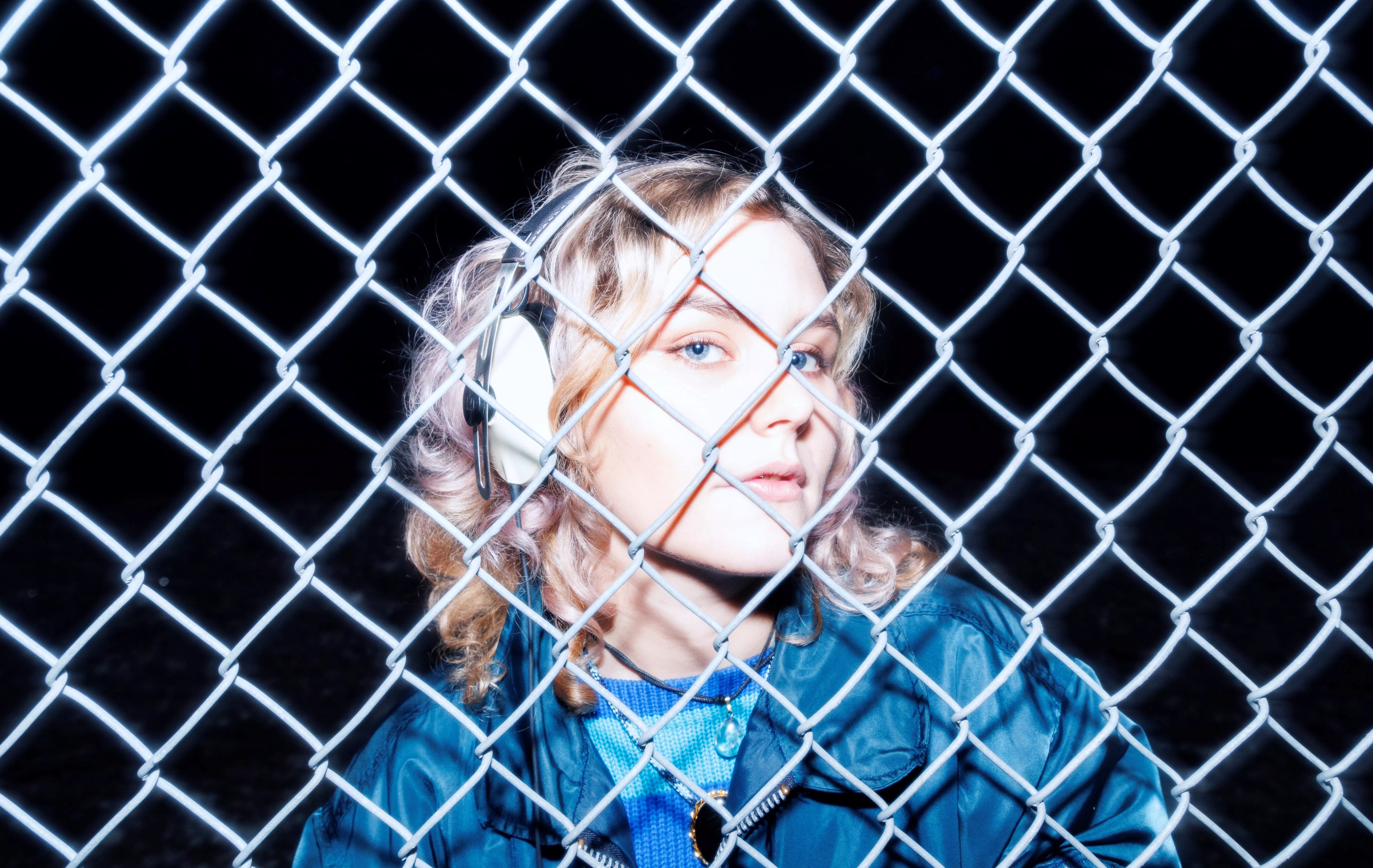 Klara Keller släpper idag singeln Ung Igen från debutalbumet Ögats Läppar Sluter Sig.