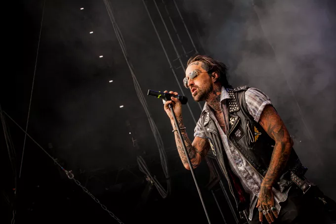 Rocket rapper giver folket fingeren