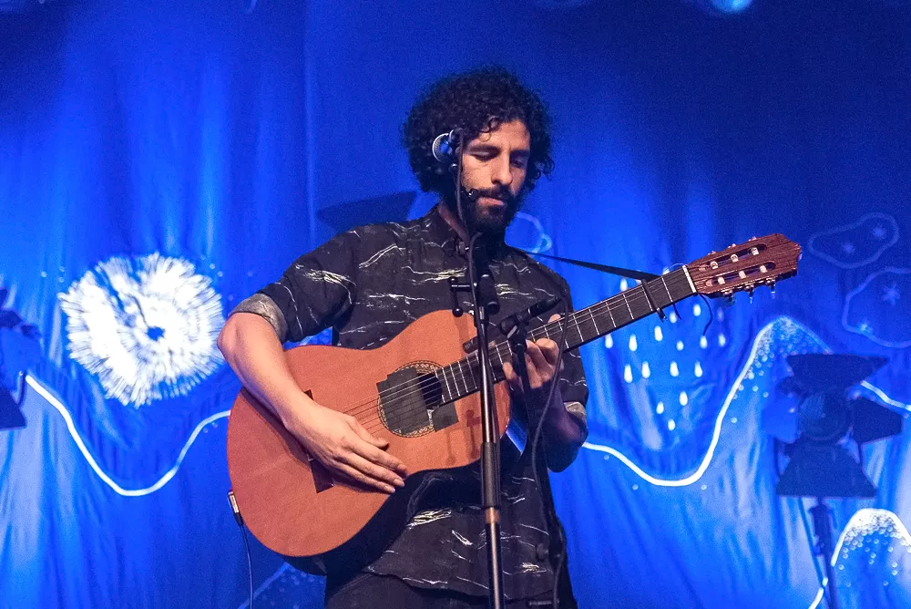 ANMELDELSE: Svensk trubadurs multisprogede palet rammer tæt på plet