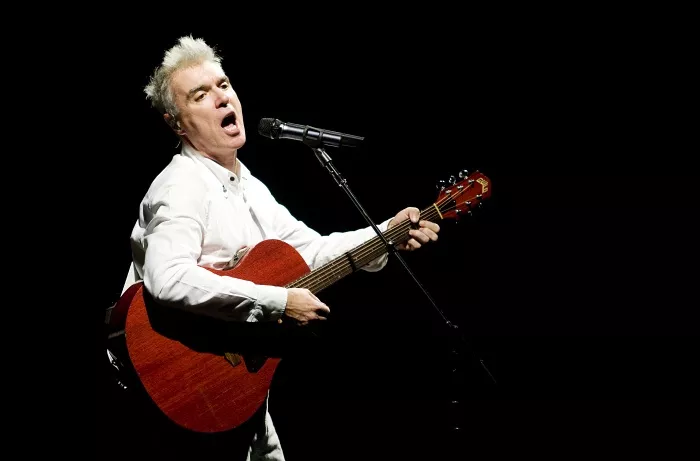 David Byrne får hjælp af kvindelige stjerner