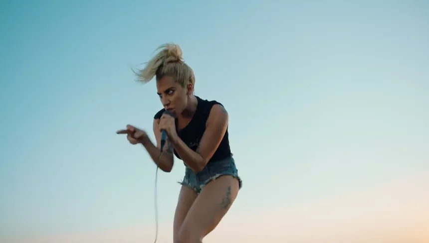 Lady Gaga gav akustisk optræden for udsatte unge i New York