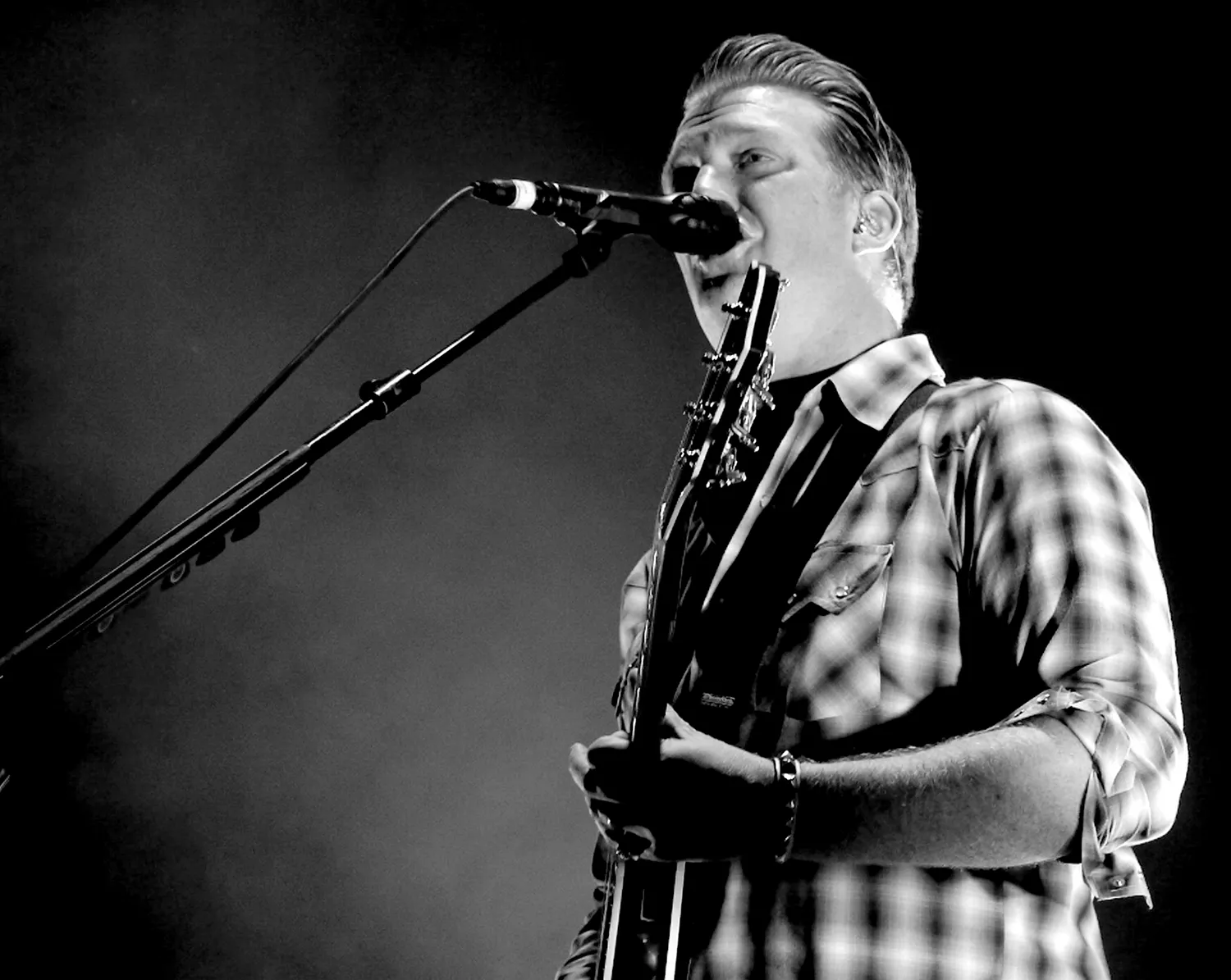 Se Josh Homme skubbe fan af scenen