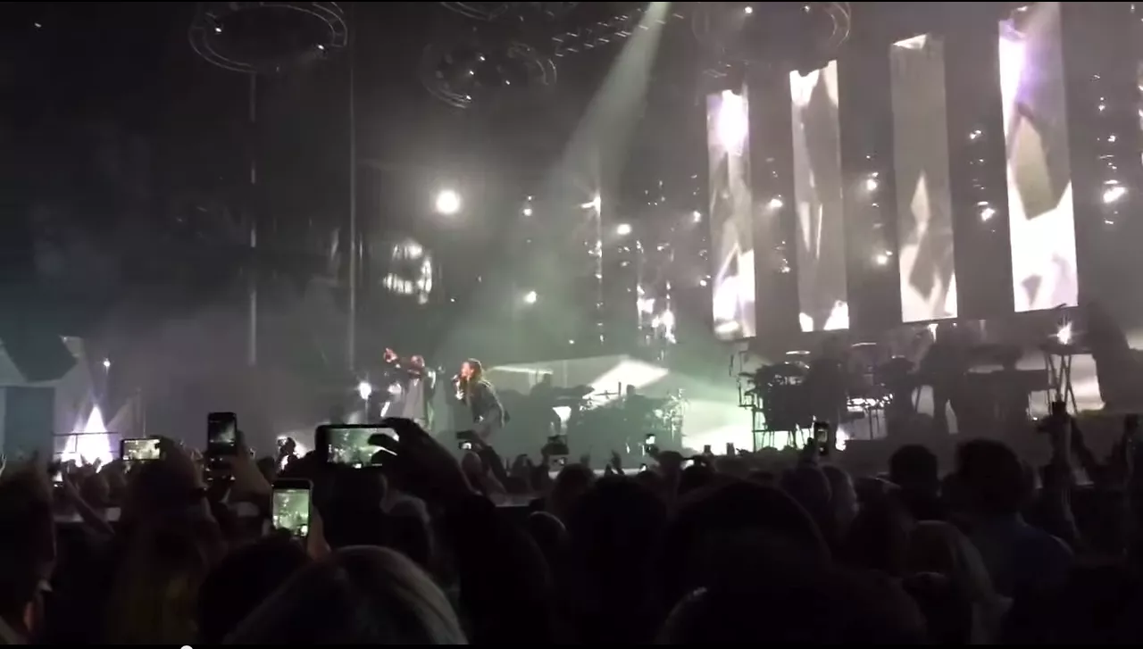 Se Rihanna och Kanye West tillsammans på scen