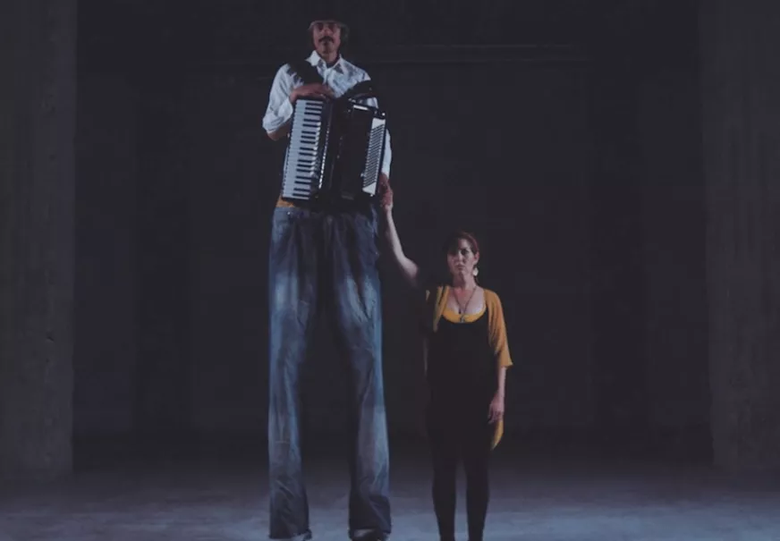 VIDEOPREMIERE: Gurli Octavia fuldender visuel ep med cirkuskunstnere