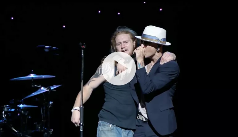 Se fan gå kold på scenen til Stone Temple Pilots-koncert