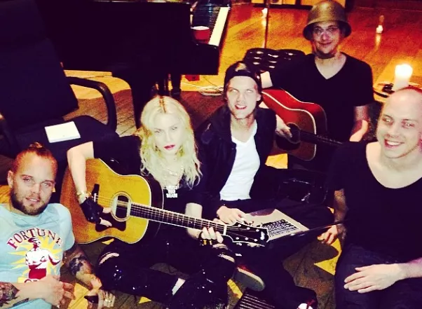 Här hänger Madonna med svenska storheter