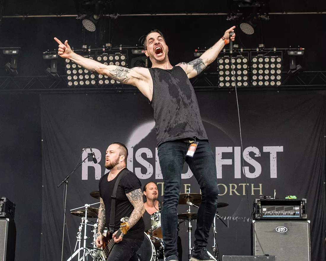 "Raised Fist ska man inte gömma bakom för mycket trams"