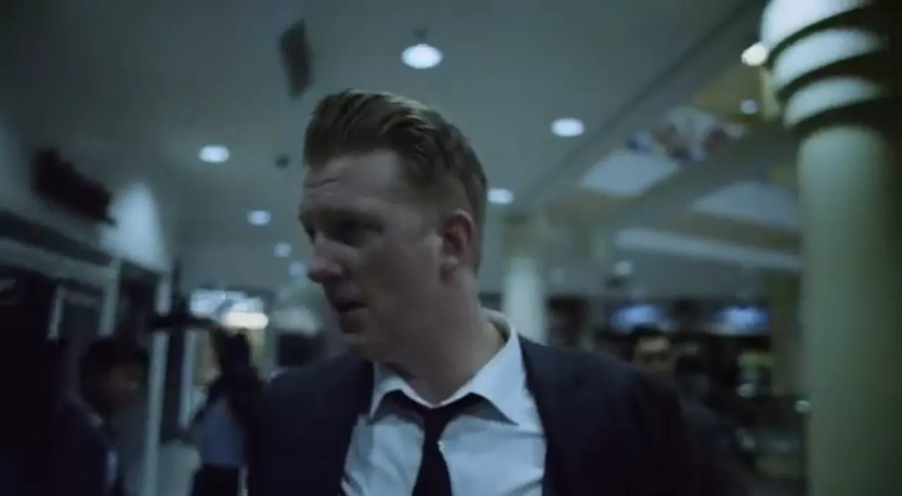 Se Josh Homme vælte stiv rundt