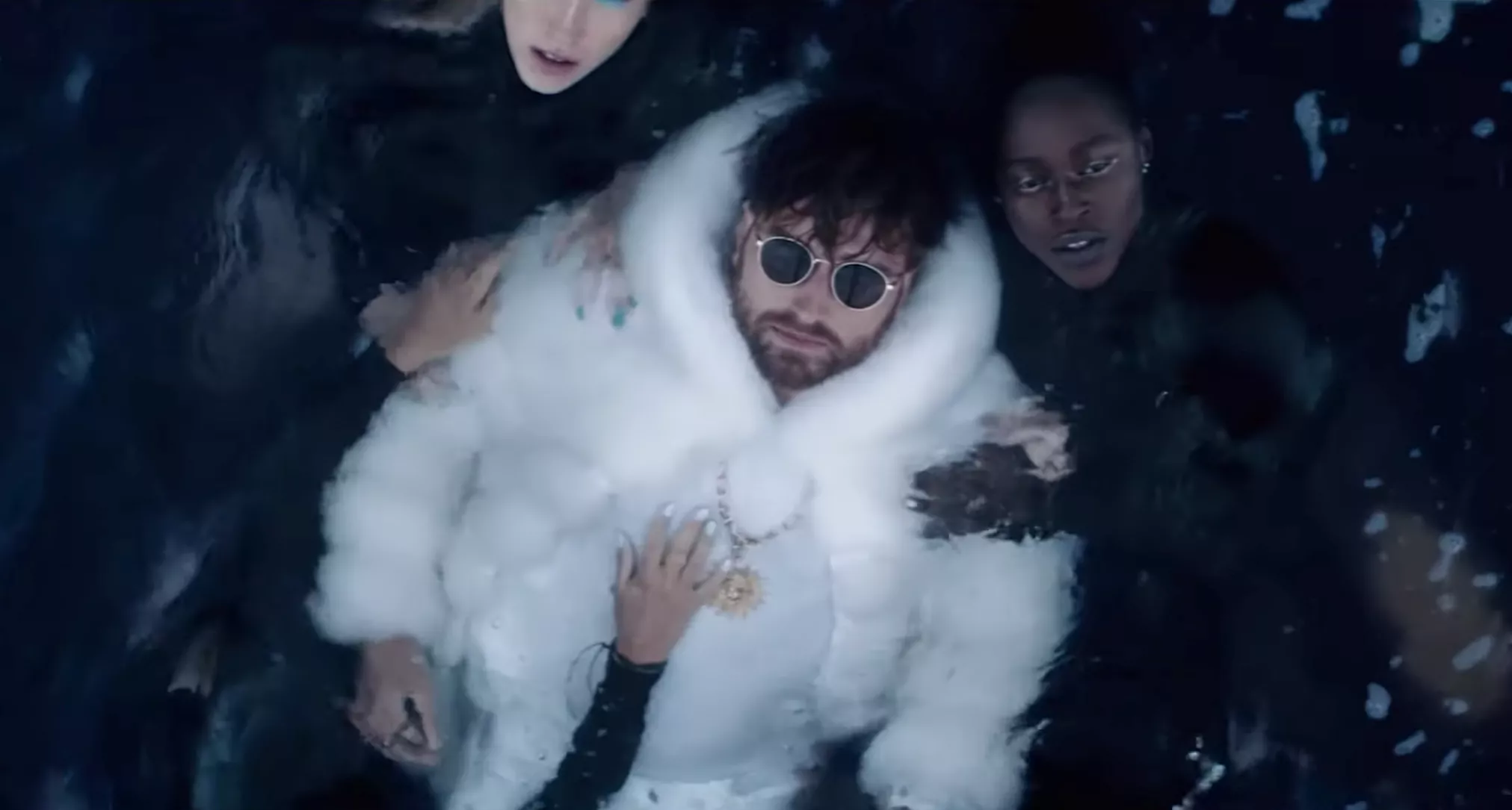 Gulddreng er tilbage i underholdende video – og til et godt formål 