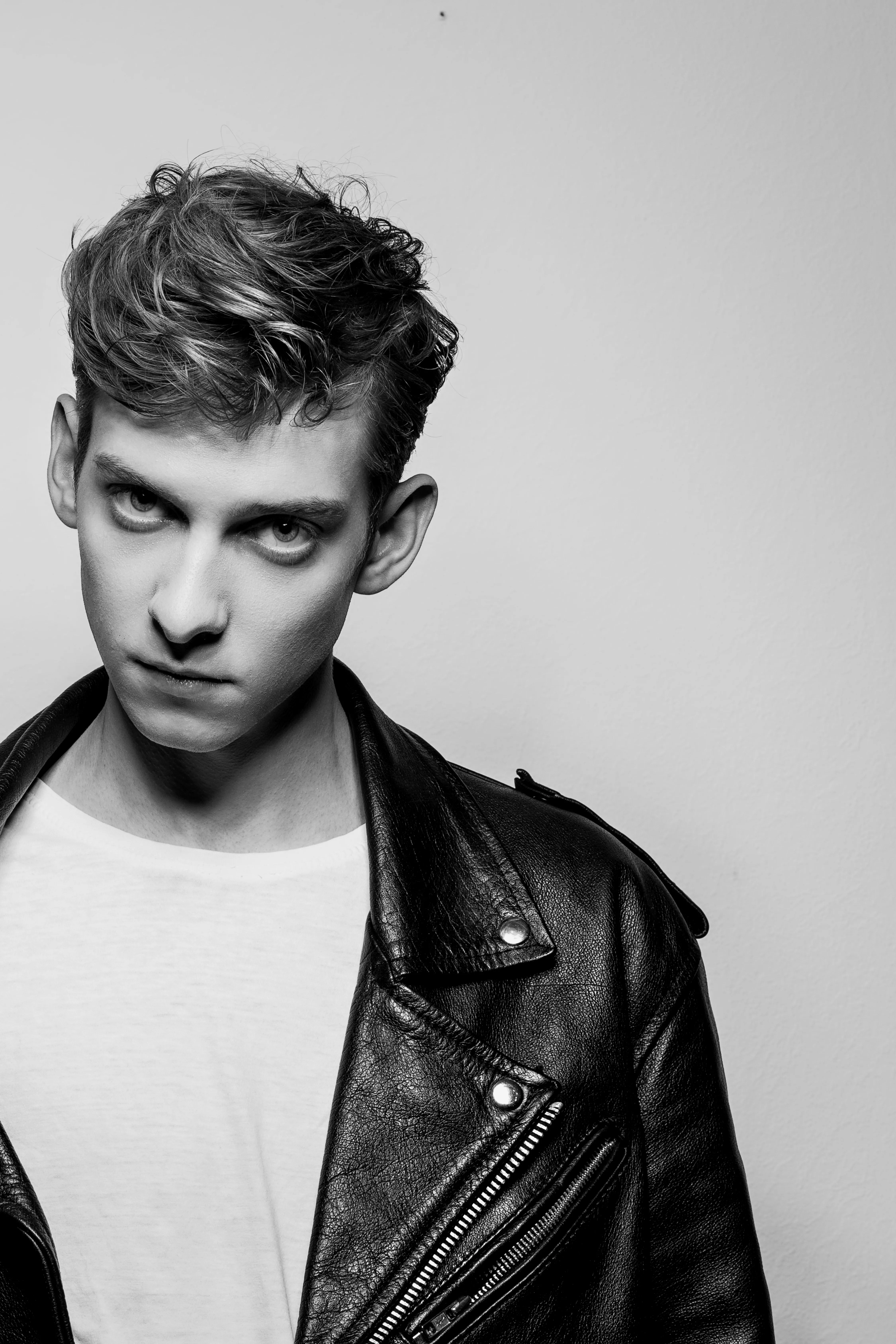 Nicklas Sahl skruer op for charmen i musikvideo