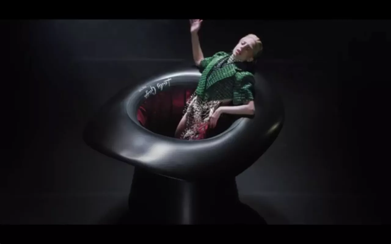 Se Lady Gaga vise hud og vilde kostumer i ny video