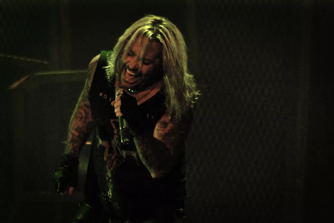 Vince Neil försökte slå man i publiken