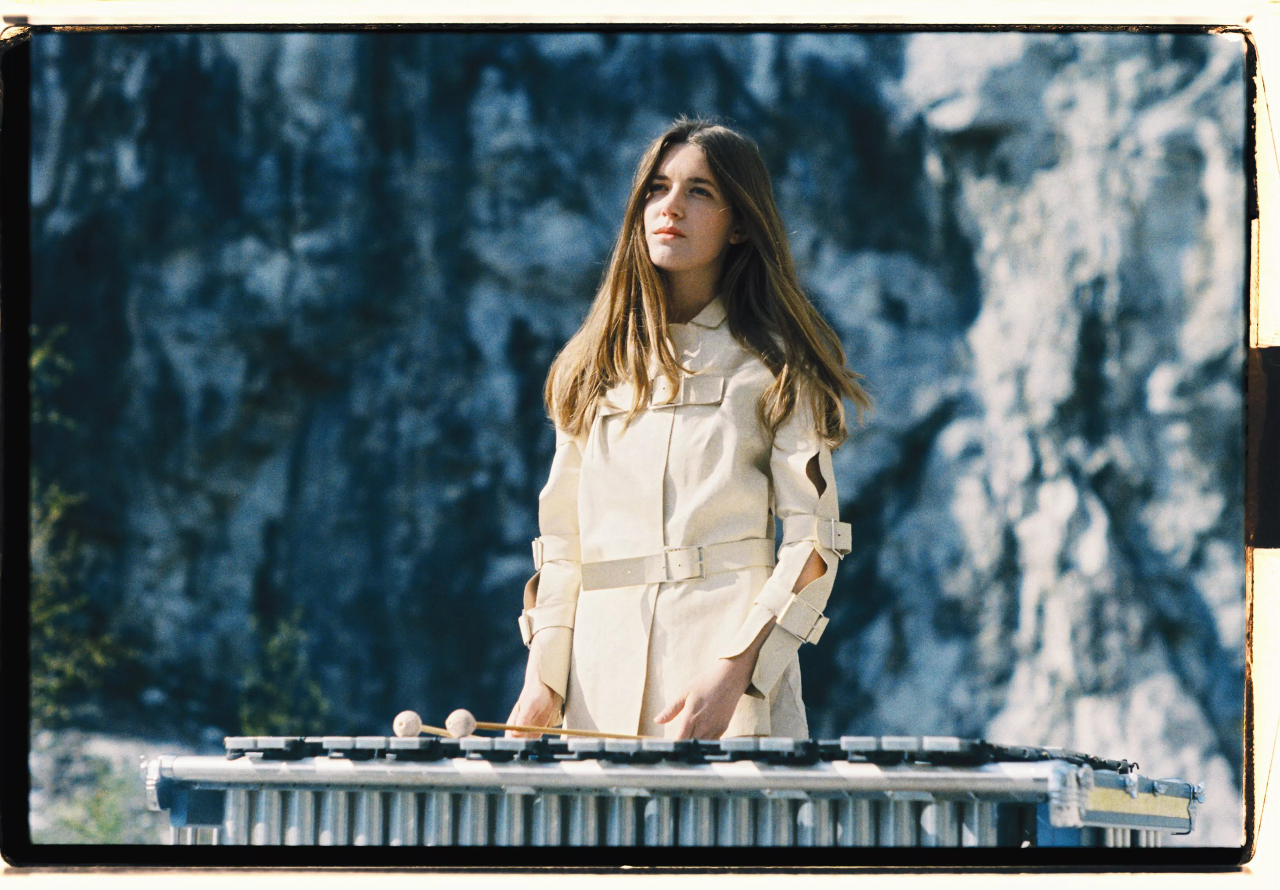 PREMIÄR: Menke i storslaget och utomjordiskt landskap