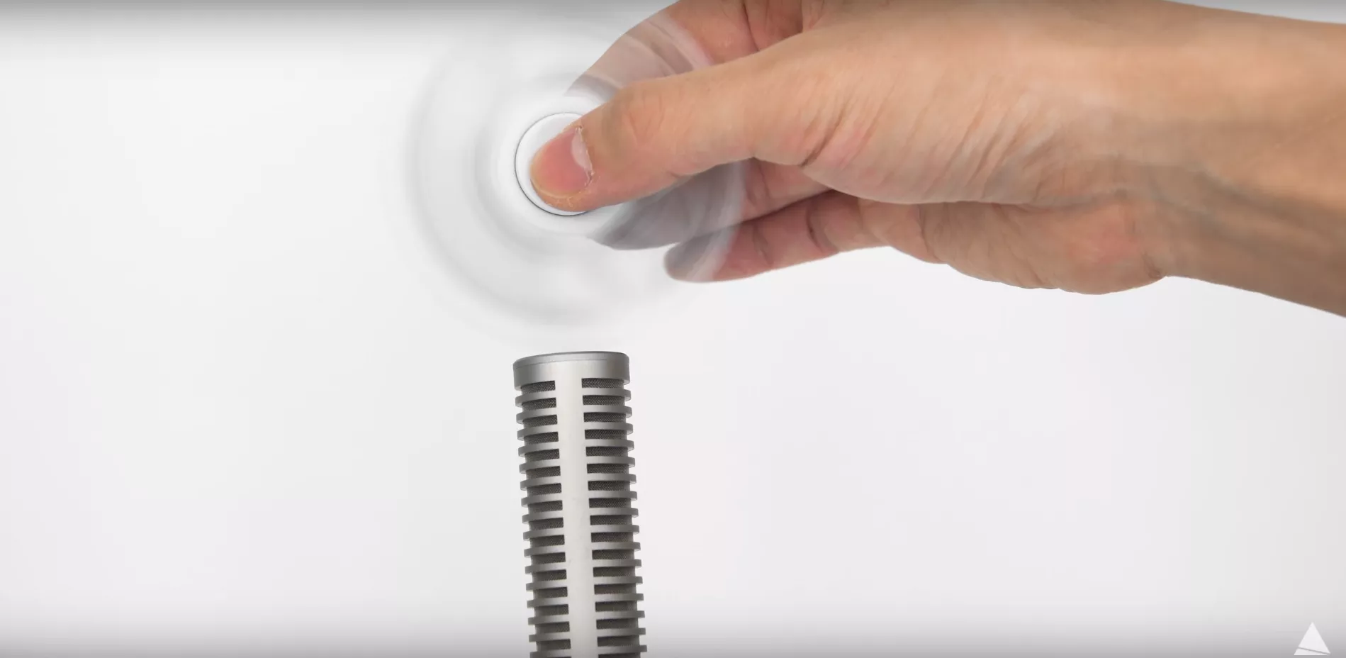 Han skapar musik med den heta prylen fidget spinner