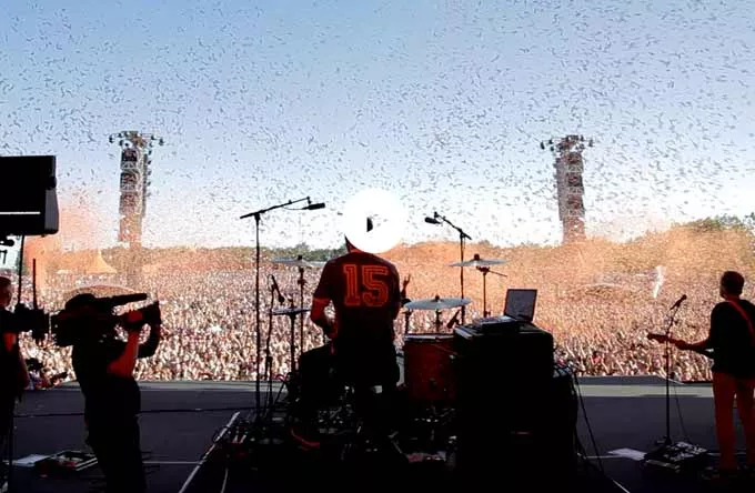 Se interaktiv video med The Minds of 99 på Orange Scene