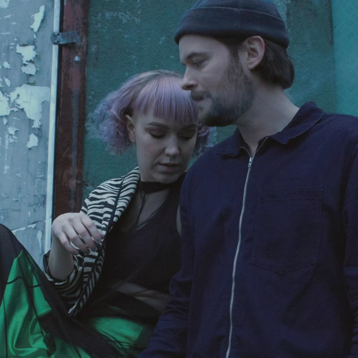 Intressant debut trots för många influenser