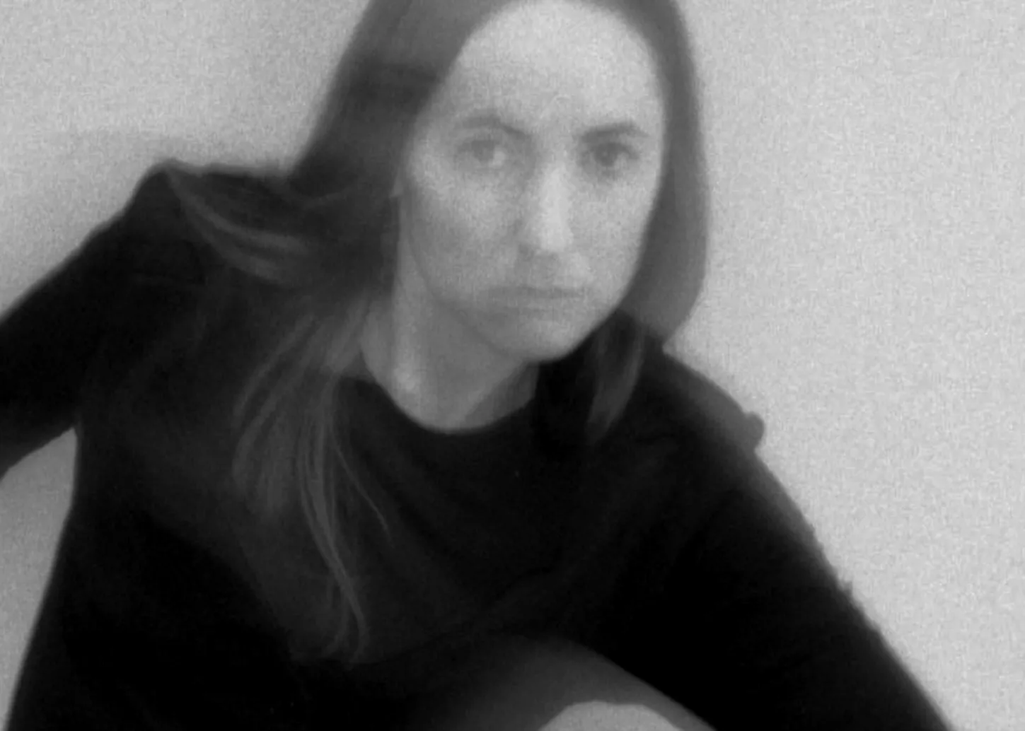 En langsom solodebut fra Chinah-forsanger 