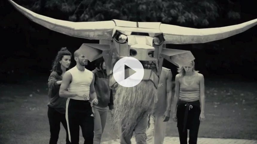 Video: Tidligere Reptile Youth-medlem laver musik til technoballet i Aarhus Lufthavn