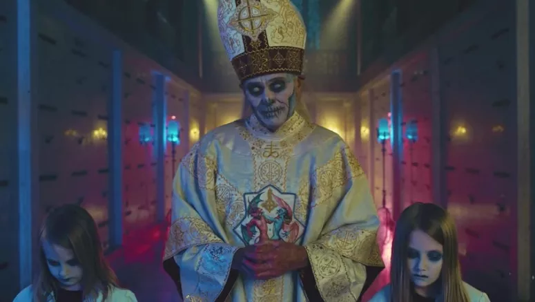 Se Ghosts nya Papa Emeritus Zero påbörja sitt jobb 