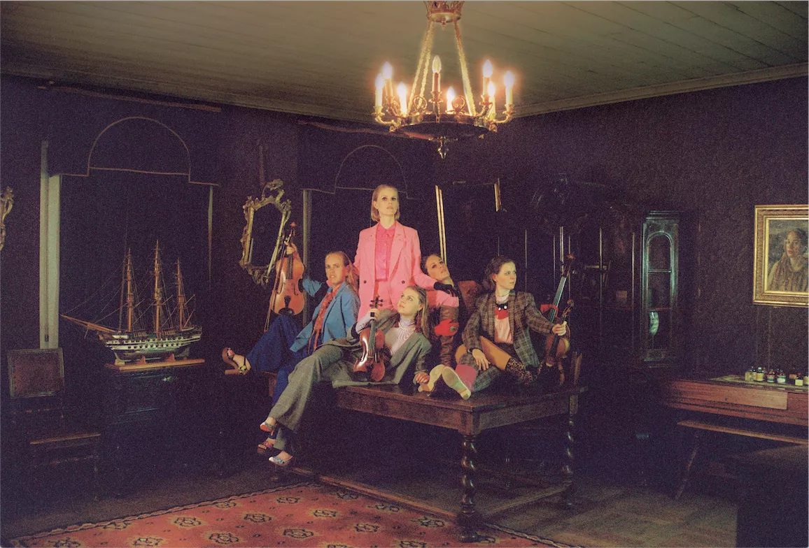 Stråkpop på en överexponerad klippavsats