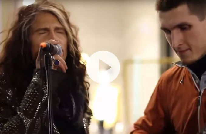 Se Steven Tyler synge med gademusiker