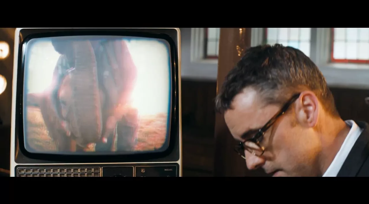 Se Damon Albarn synge for elefantunge