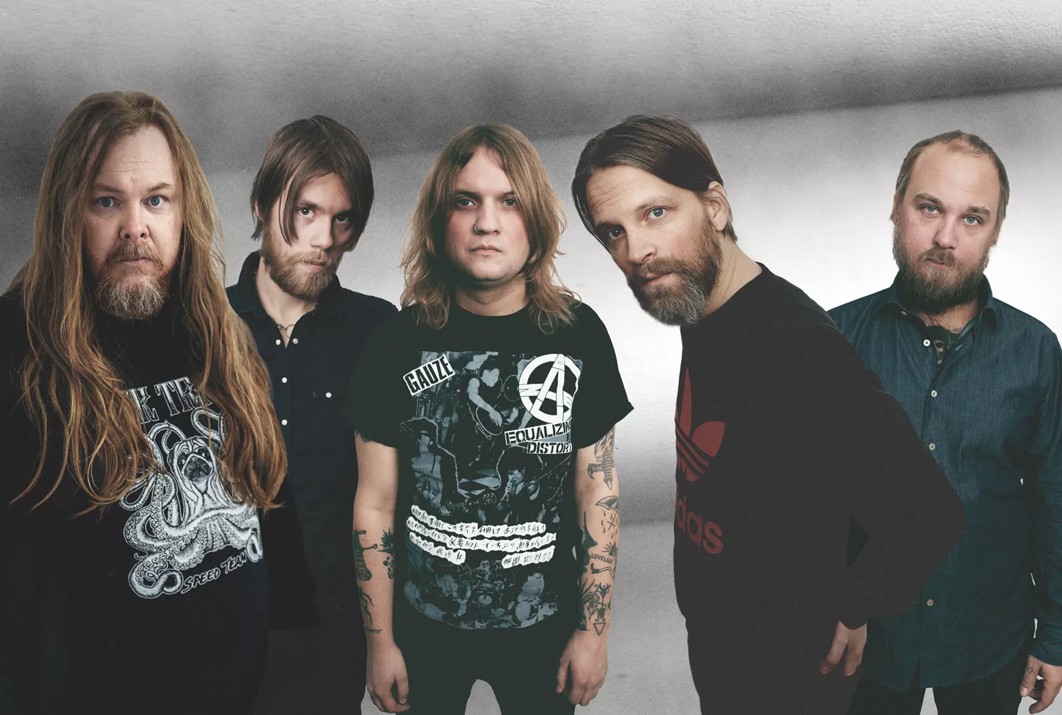 "Grisigt, brittiskt och skevt" – här är 10 låtar som format Södra Sveriges nya album