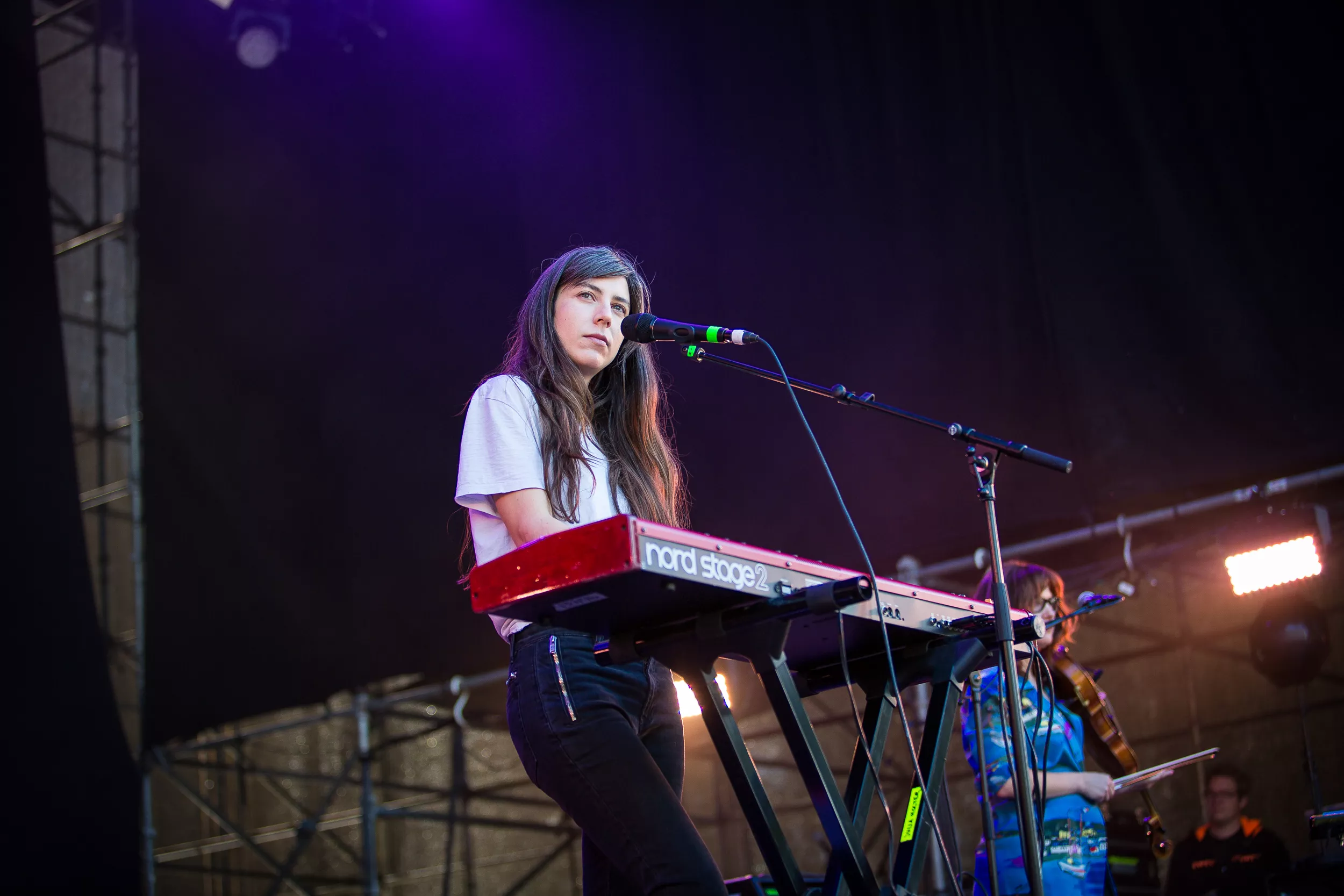 Julia Holter sier hun ble emosjonelt misbrukt