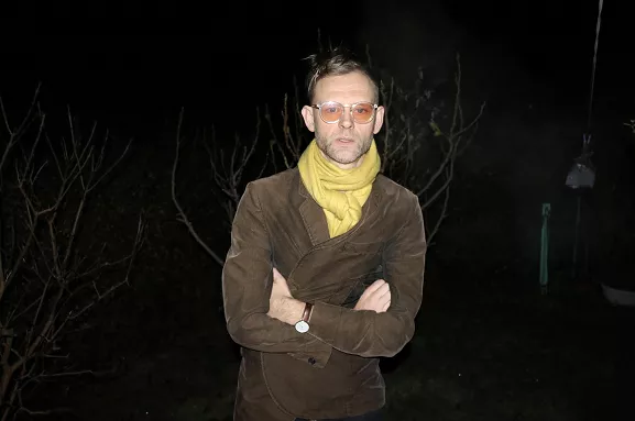 PREMIERE: Enkel og følelsesfuld one-take-video fra Nikolaj Grandjean