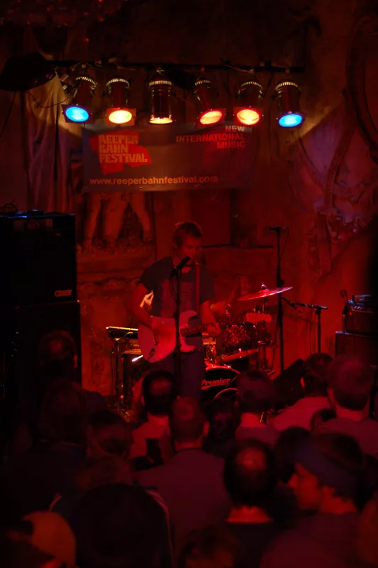 Snake & Jet's Amazing Bulliit Band -  minimalisme under store hvælvninger 