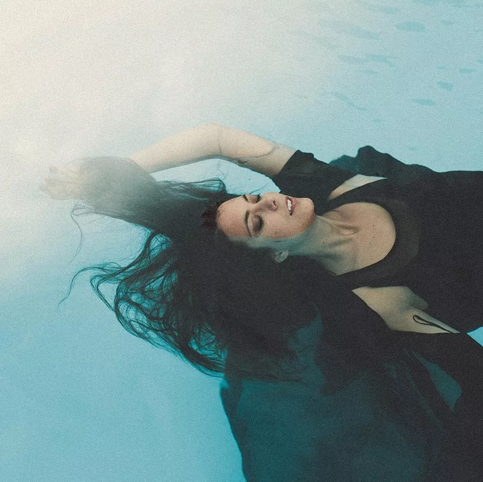 Drömsk folk med sirensk sång