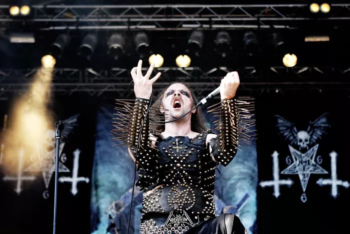 Vit makt-band till Sverige – delar scen med Nifelheim