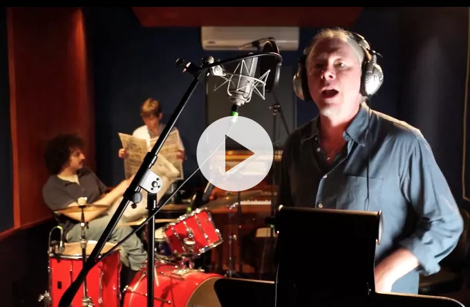 Tidligere R.E.M.-bassist optræder i satirisk rap