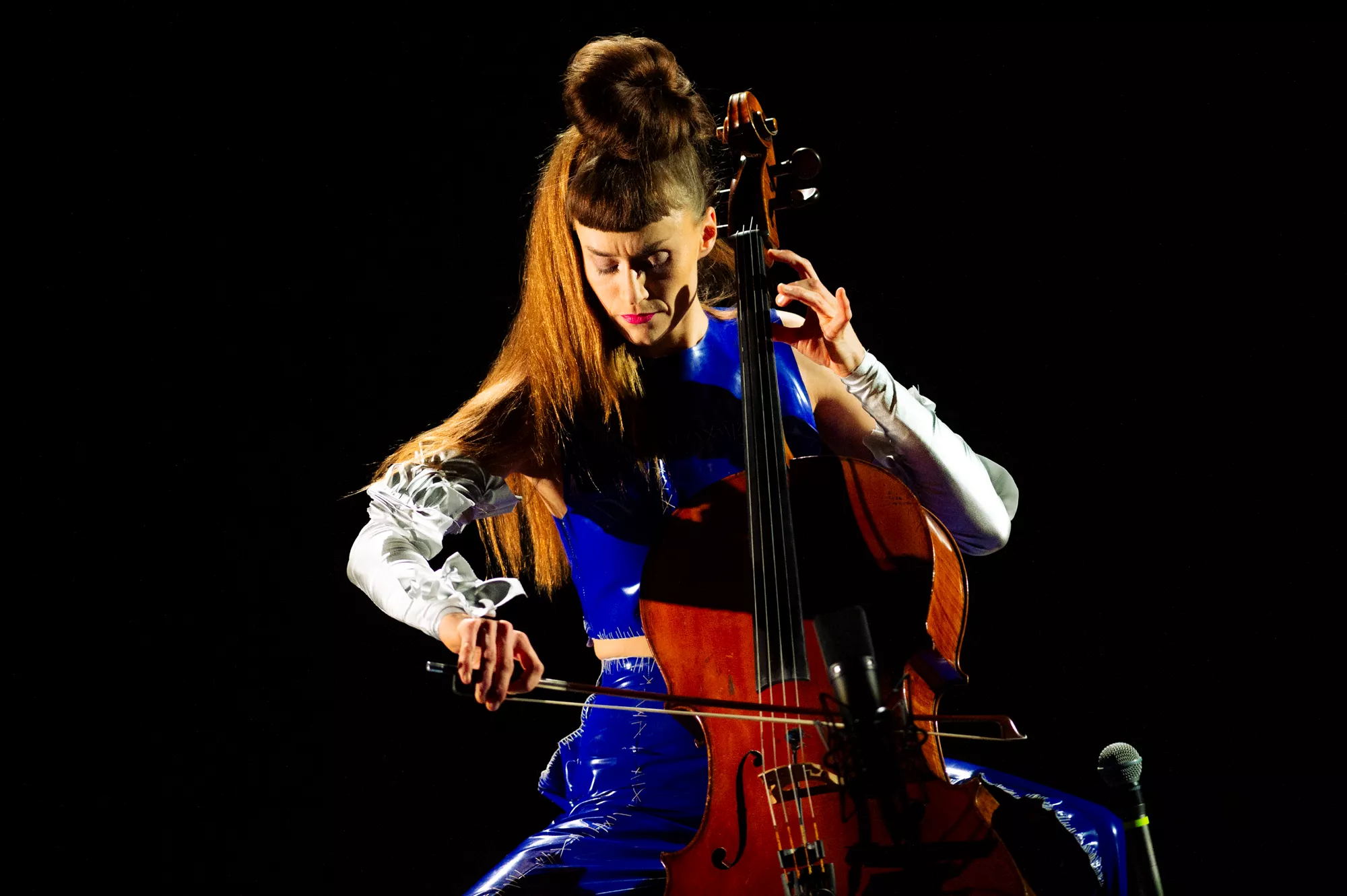 Den farverige cellist leverede en hot og spicy solokoncert