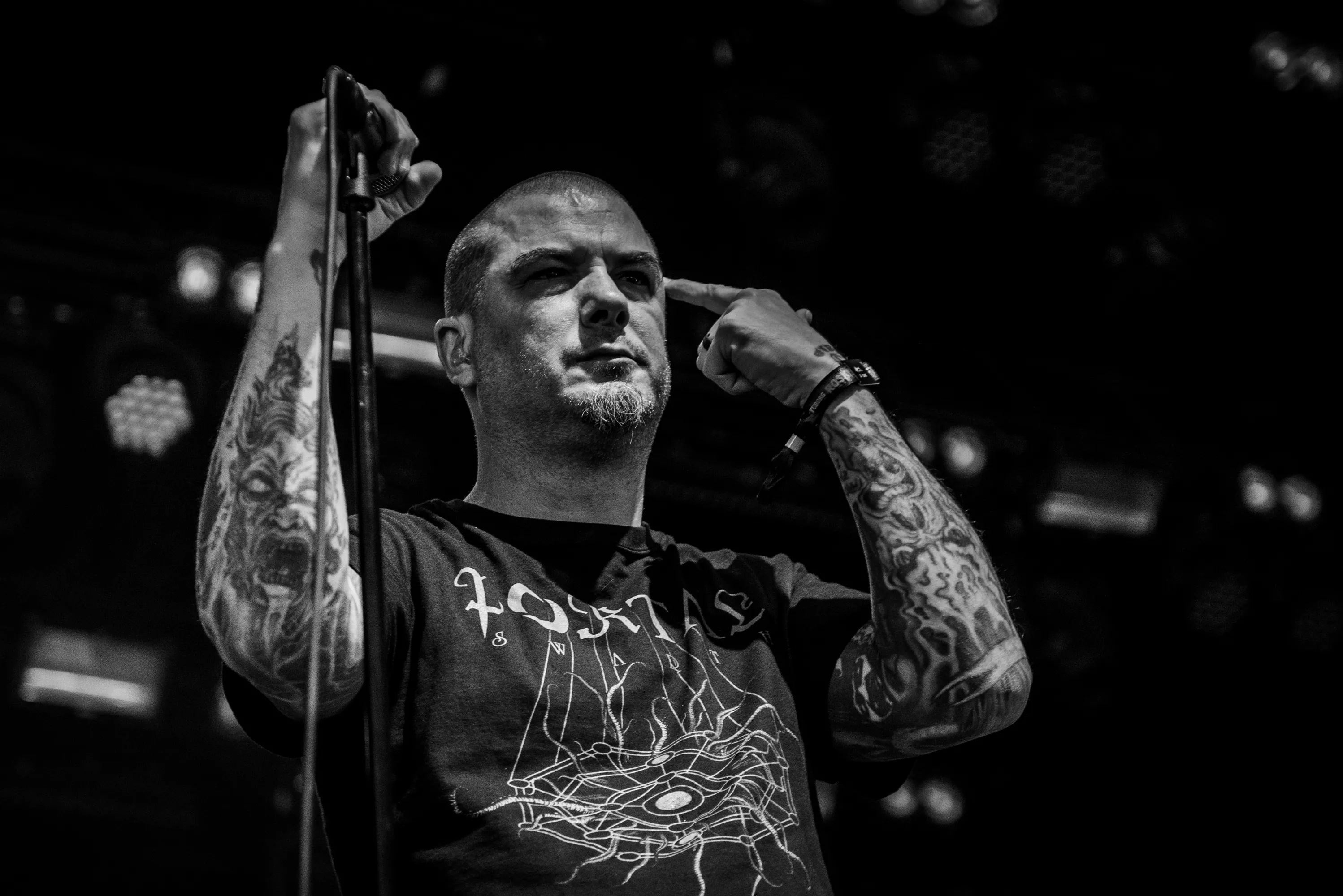 Dödskalletatueringar och pungsvettiga kamouflage-kalsonger