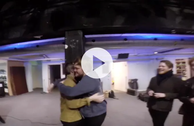 Video: Rasmus Walter siger undskyld til opvarmningsband