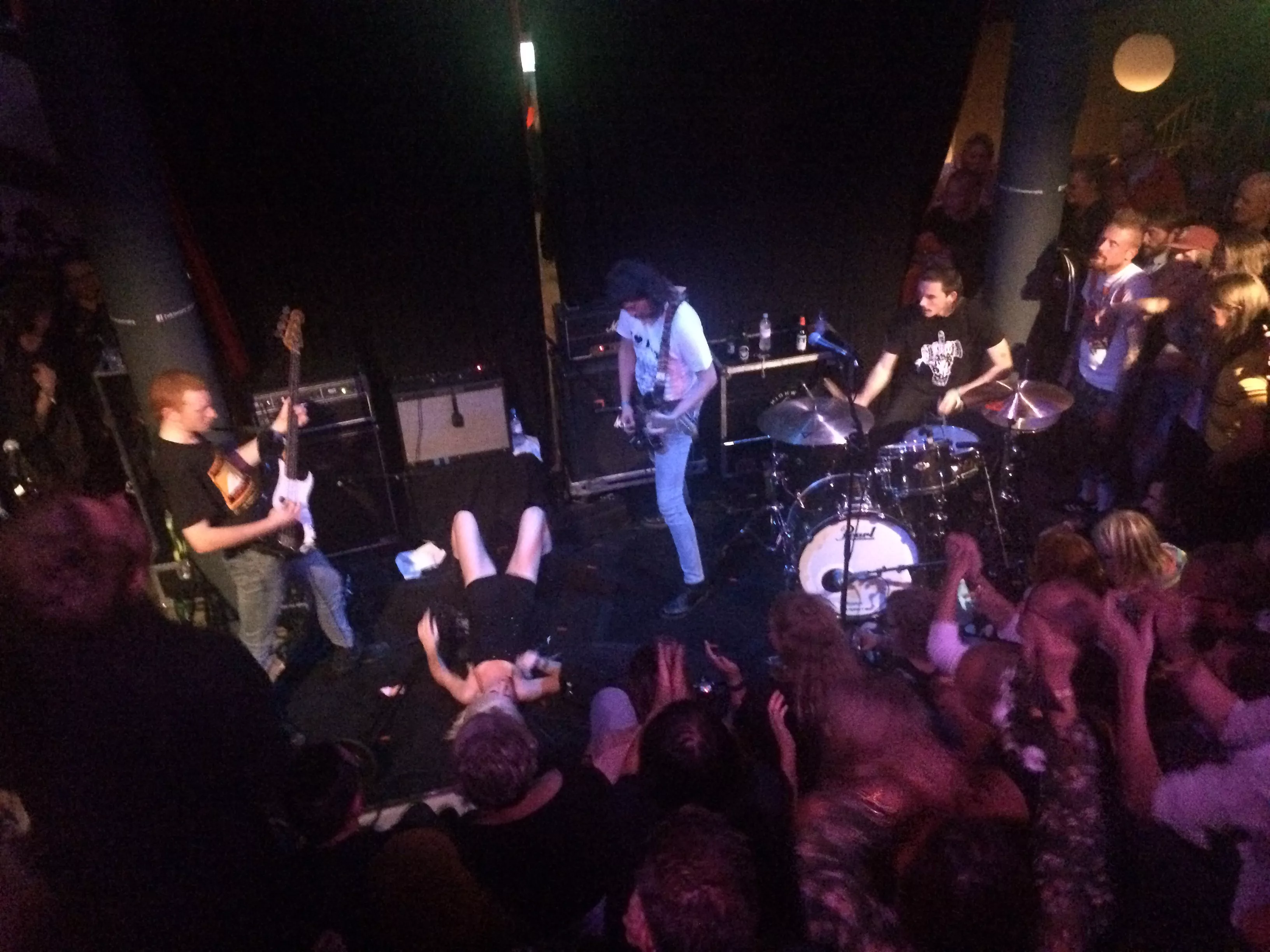 Svettigt punkröj i knät på publiken